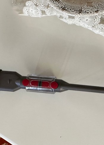 Kırmızı ve koyu renkli elektrikli süpürge aparatı - Görsel 2