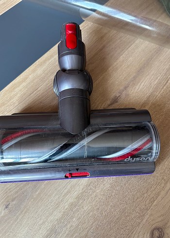 Kırmızı ve koyu renkli elektrikli süpürge başlığıDysonv15 - Görsel 3