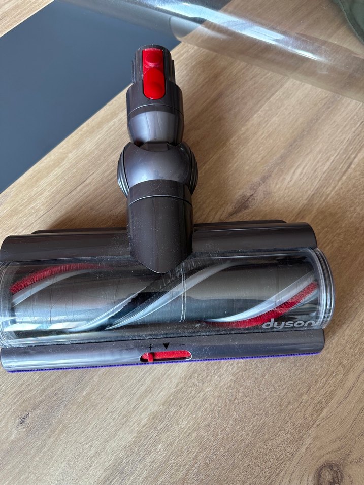 Kırmızı ve koyu renkli elektrikli süpürge başlığıDysonv15 - Görsel 3