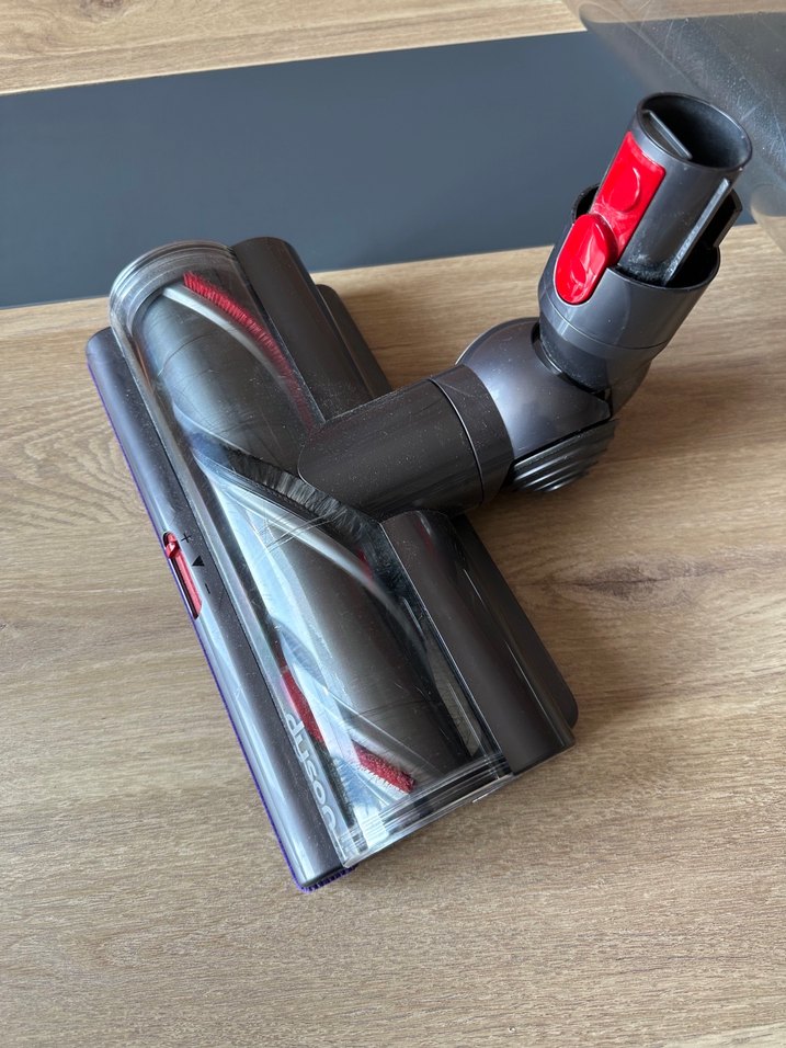 Kırmızı ve koyu renkli elektrikli süpürge başlığıDysonv15 - Görsel 2