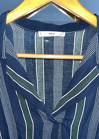 Düğmeli V Yakalı Çizgili Keten Kadın Gömlek - Görsel 2