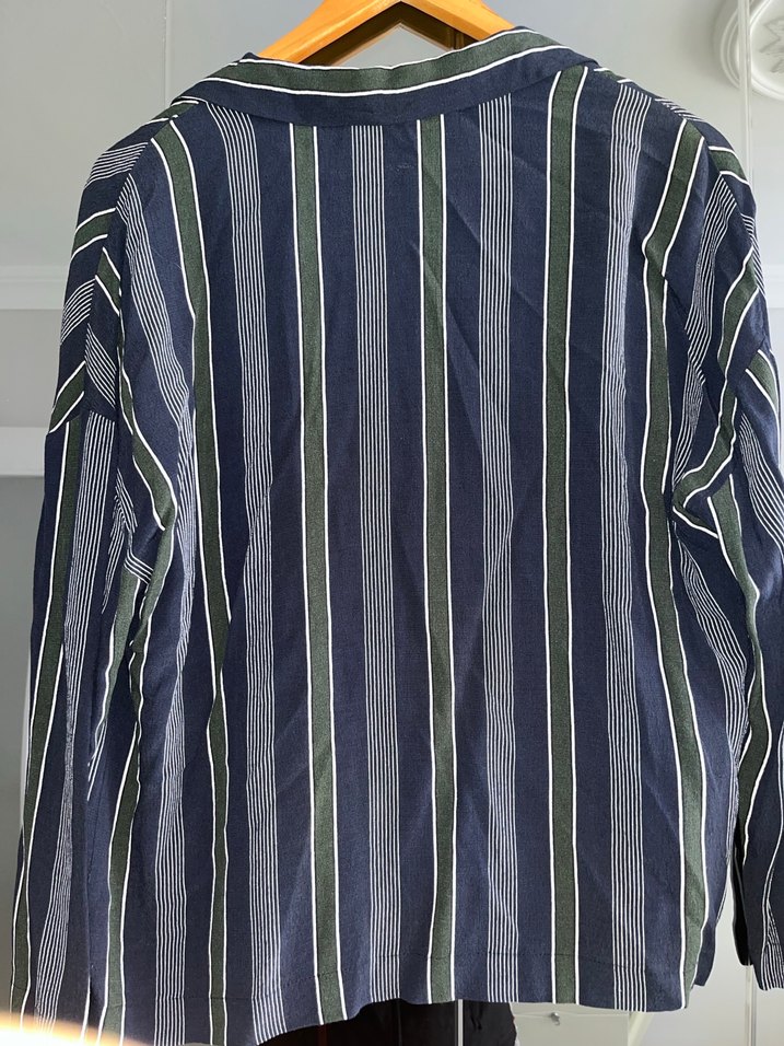 Düğmeli V Yakalı Çizgili Keten Kadın Gömlek - Görsel 4