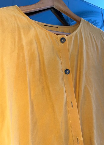 Sarı Düğmeli Uzun Kollu Yumuşak Kumaş Gömlek - Görsel 2
