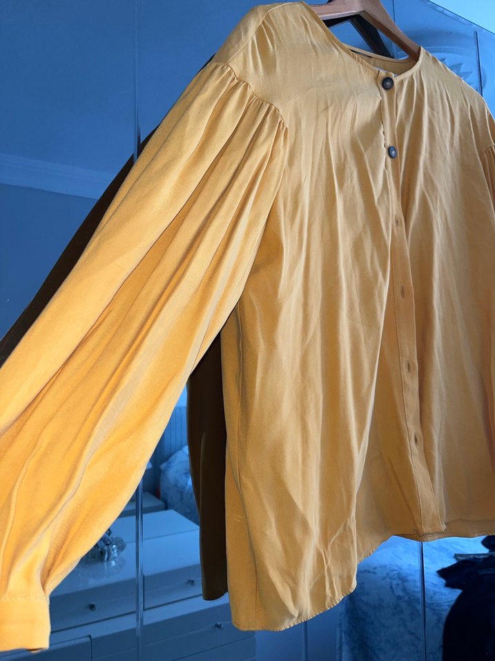 Sarı Düğmeli Uzun Kollu Yumuşak Kumaş Gömlek - Görsel 3