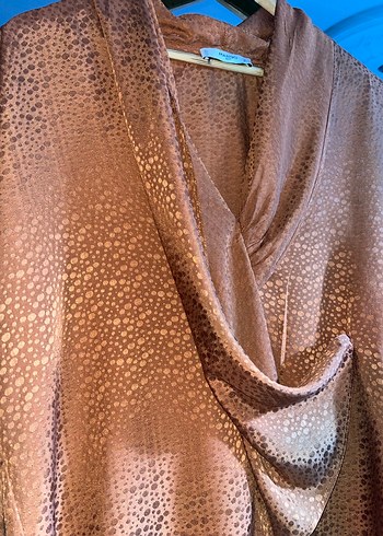 Kiremit V Yaka Dökümlü Kadın Bluz - Görsel 3