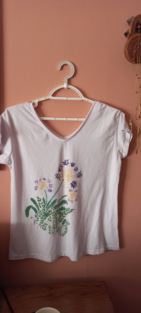 V Yaka Baskılı Tişört - Görsel 2