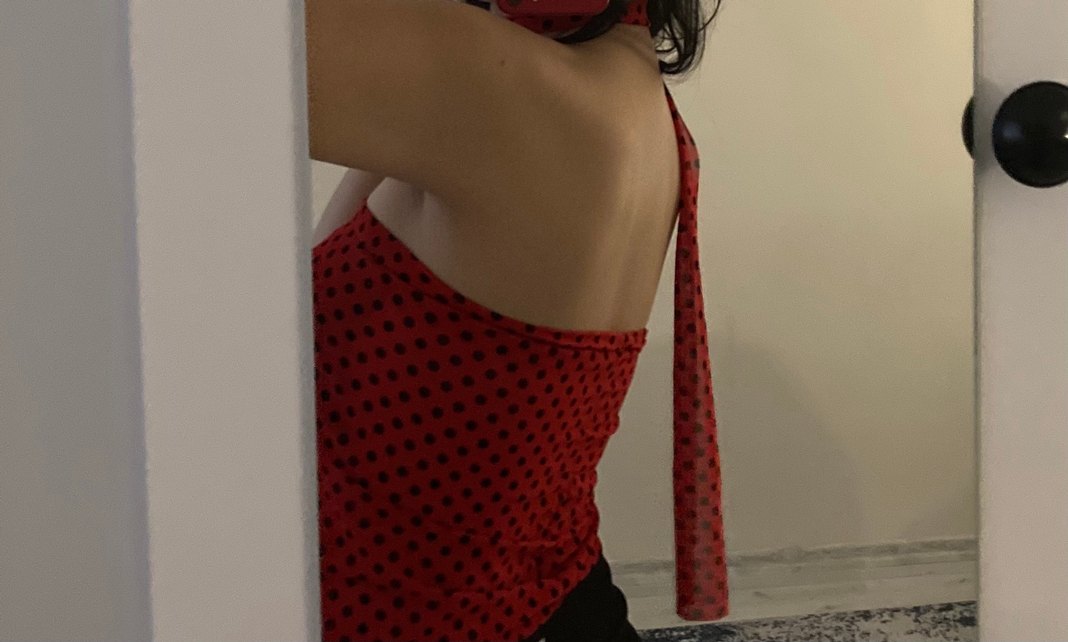 Kırmızı Puantiyeli Fularlı Kadın Üst - Görsel 2