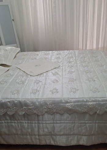 İşlemeli Beyaz Yatak Örtüsü Seti - Görsel 2