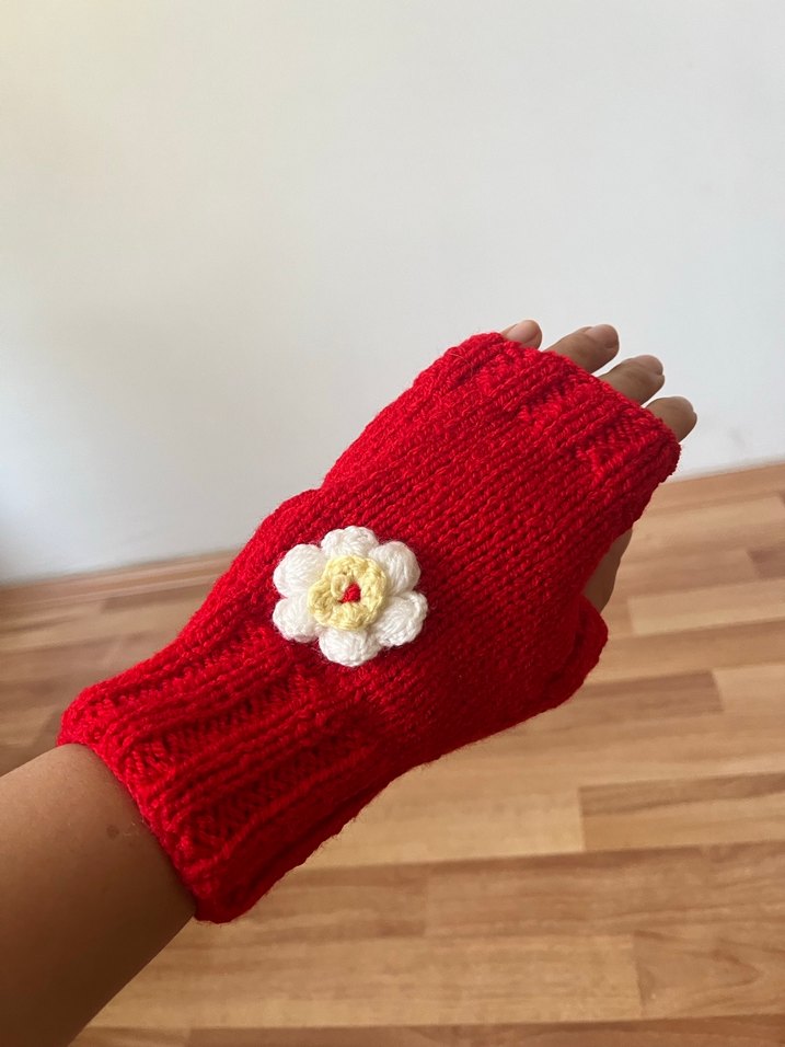 Kırmızı Çiçekli Örgü Parmaksız Eldiven - Görsel 2