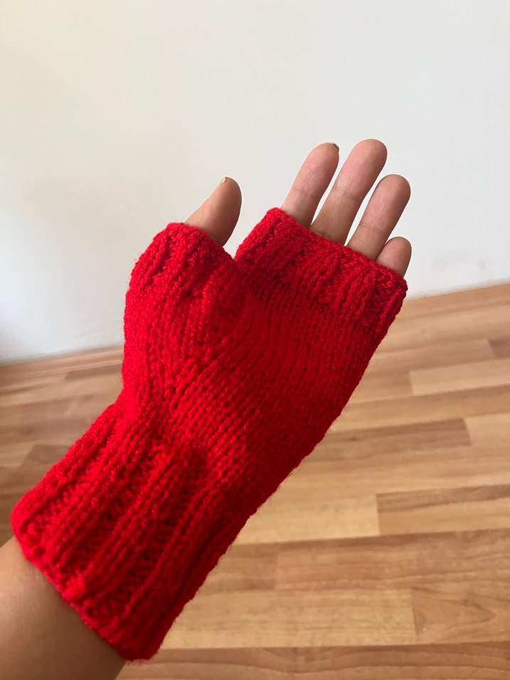 Kırmızı Çiçekli Örgü Parmaksız Eldiven - Görsel 3