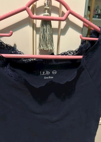 Dantel Detaylı Koyu Mavi Tişört - Görsel 2