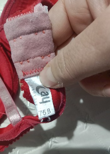 Kırmızı Minimalist Sütyen marka temsilidir - Görsel 3