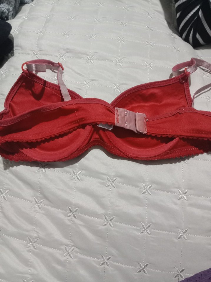 Kırmızı Minimalist Sütyen marka temsilidir - Görsel 2