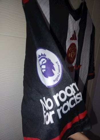 Erkek Siyah-Beyaz Çizgili V Yakalı Forma Manchester United - Görsel 3