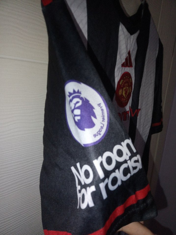 Erkek Siyah-Beyaz Çizgili V Yakalı Forma Manchester United - Görsel 3