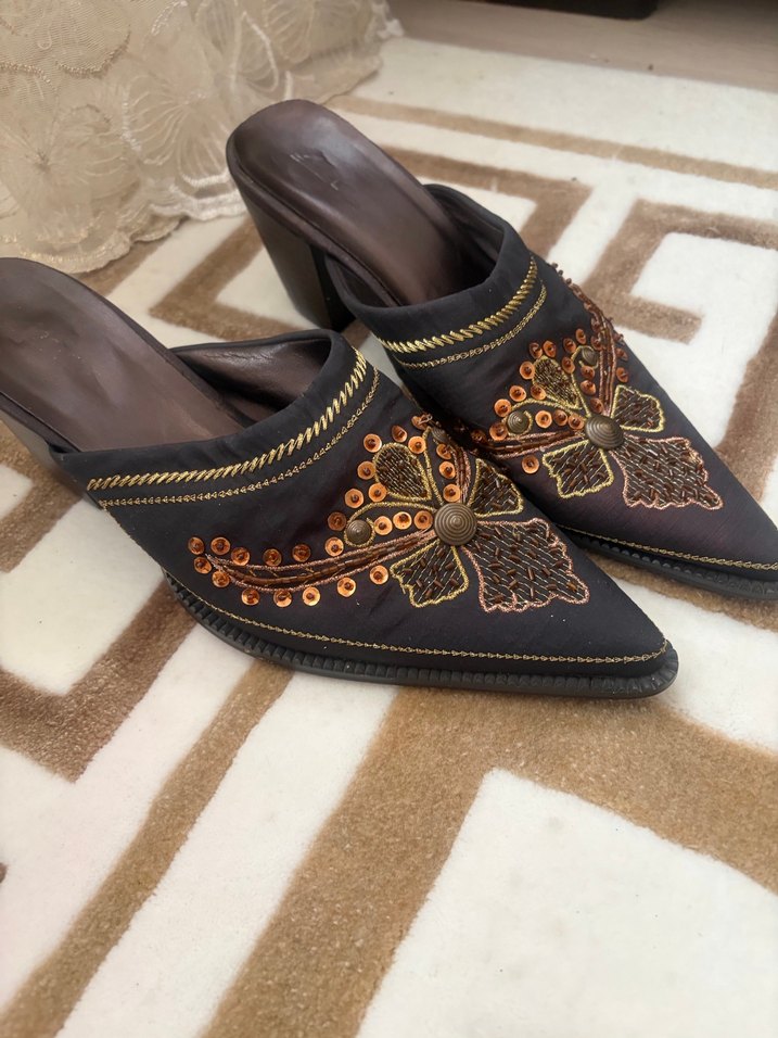 Boncuk İşlemeli Kahverengi Kadın Dolgu Topuk Terlik - Görsel 2