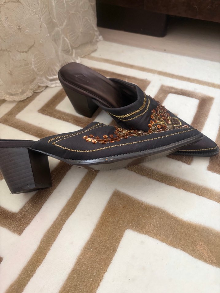 Boncuk İşlemeli Kahverengi Kadın Dolgu Topuk Terlik - Görsel 3