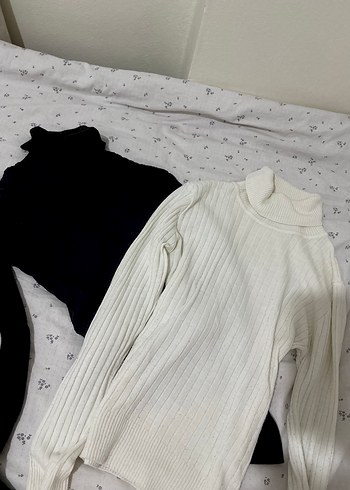 Siyah ve Beyaz Triko Boğazlı Kazak - Görsel 2