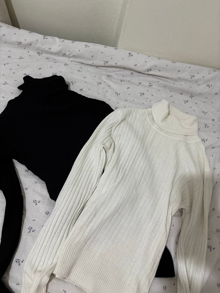 Siyah ve Beyaz Triko Boğazlı Kazak - Görsel 2