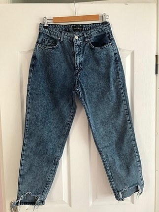 Paça yırtık kot pantolon