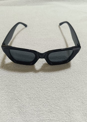 Kadın Siyah Minimalist Güneş Gözlüğü - Görsel 3