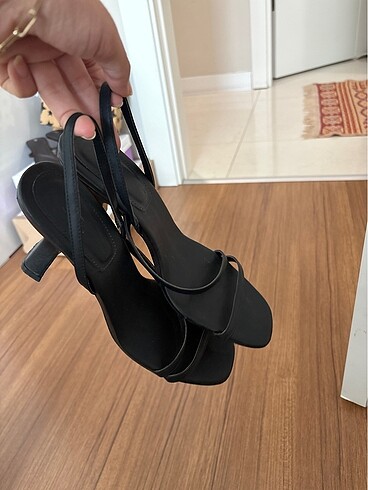 39 Beden Siyah kısa topuklu sandalet