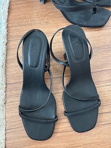 Siyah kısa topuklu sandalet