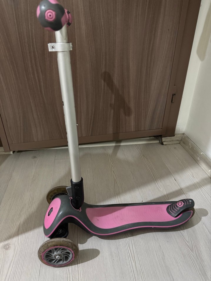 Pembe ve Gri Çocuk Scooter'ı - Görsel 3