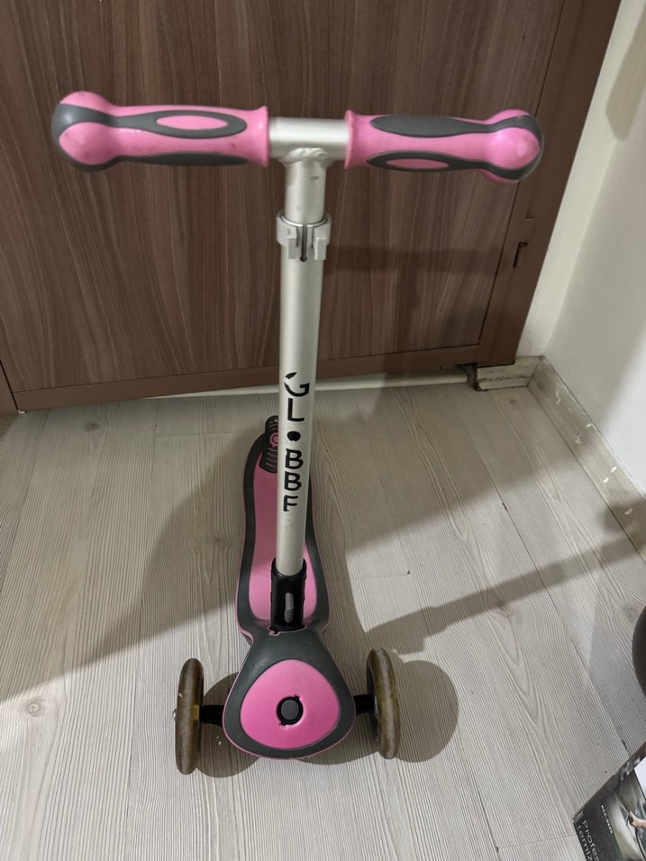 Pembe ve Gri Çocuk Scooter'ı - Görsel 2