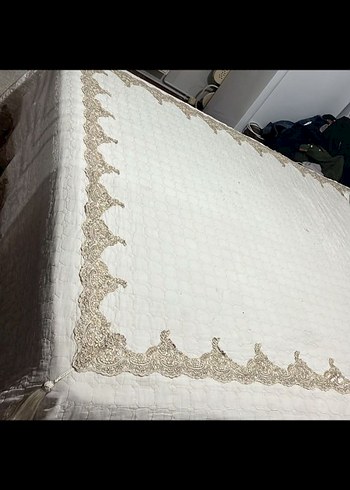 İşlemeli Beyaz Yatak Örtüsü Seti - Görsel 3