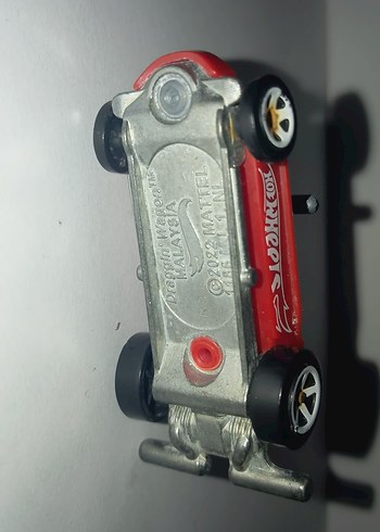 Kırmızı Hot Wheels Oyuncak Araba  ön tekerleğinde yamukluk var - Görsel 4