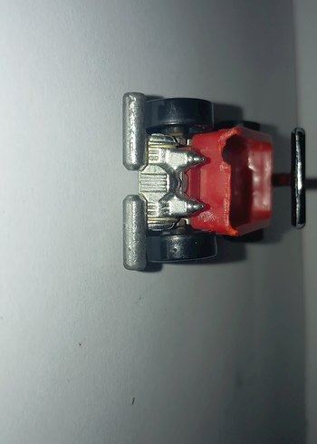 Kırmızı Hot Wheels Oyuncak Araba  ön tekerleğinde yamukluk var - Görsel 3