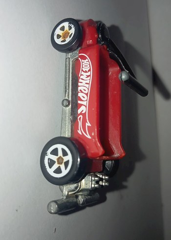 Kırmızı Hot Wheels Oyuncak Araba  ön tekerleğinde yamukluk var - Görsel 2