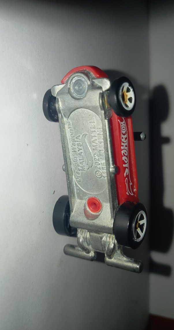 Kırmızı Hot Wheels Oyuncak Araba  ön tekerleğinde yamukluk var - Görsel 4