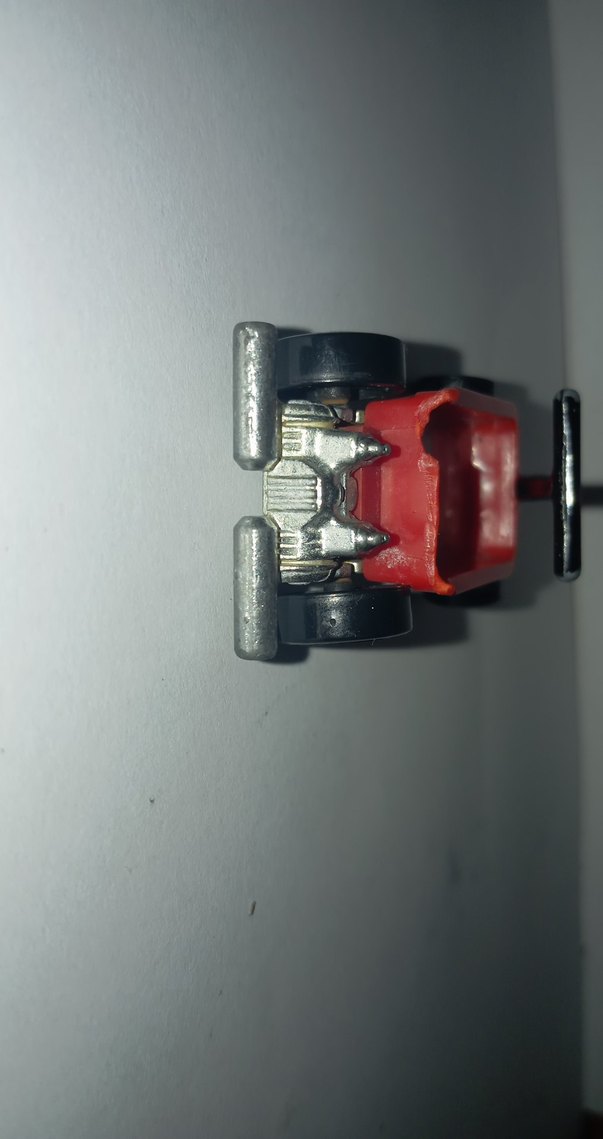 Kırmızı Hot Wheels Oyuncak Araba  ön tekerleğinde yamukluk var - Görsel 3