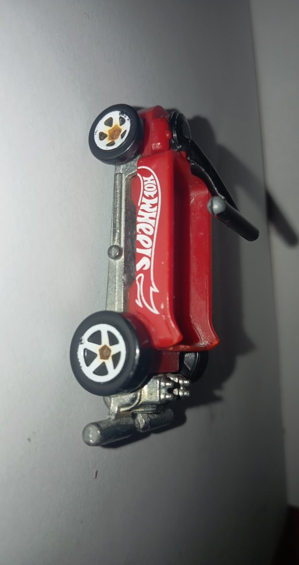 Kırmızı Hot Wheels Oyuncak Araba  ön tekerleğinde yamukluk var - Görsel 2