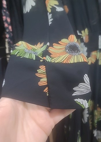 Çiçek Desenli Uzun V Yaka Elbise - Görsel 3