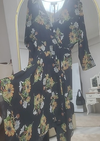 Çiçek Desenli Uzun V Yaka Elbise - Görsel 5