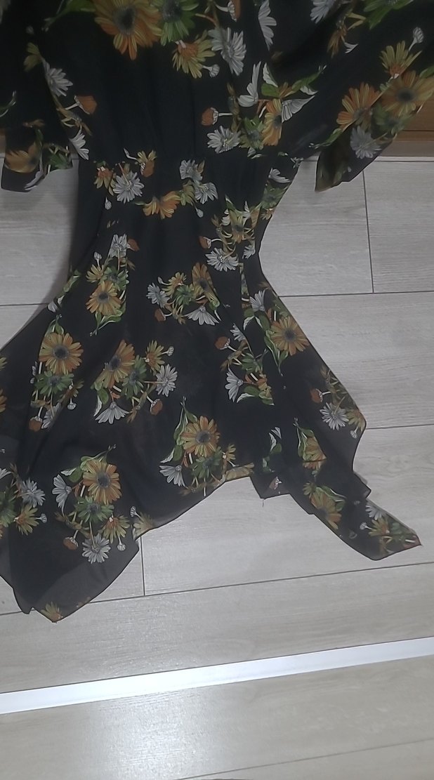 Çiçek Desenli Uzun V Yaka Elbise - Görsel 4