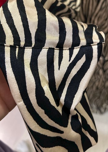 Zebra Desenli V Yakalı Kadın Gömlek - Görsel 4