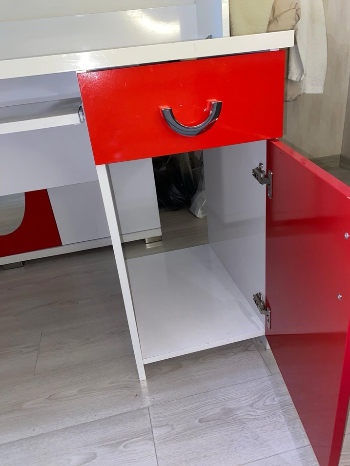 Kırmızı Kapaklı ve Raflı çalışma masası - Görsel 5