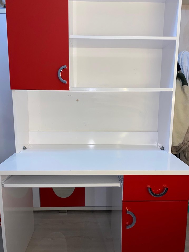 Kırmızı Kapaklı ve Raflı çalışma masası - Görsel 2