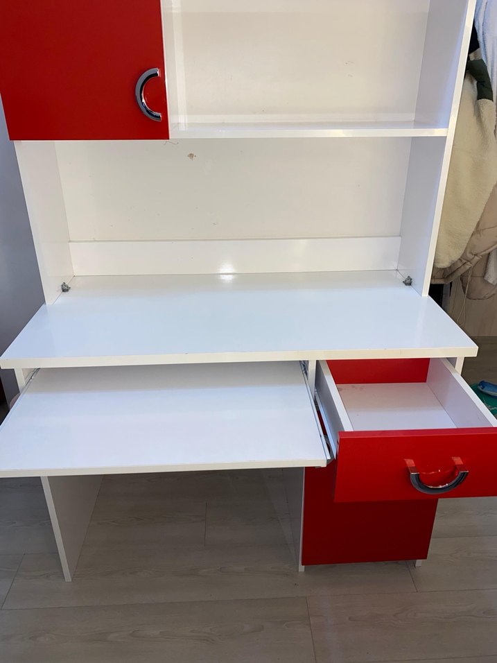 Kırmızı Kapaklı ve Raflı çalışma masası - Görsel 3