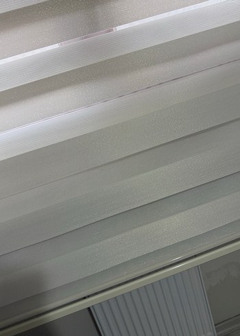 Beyaz Çizgili Modern Zebra Perde - Görsel 3