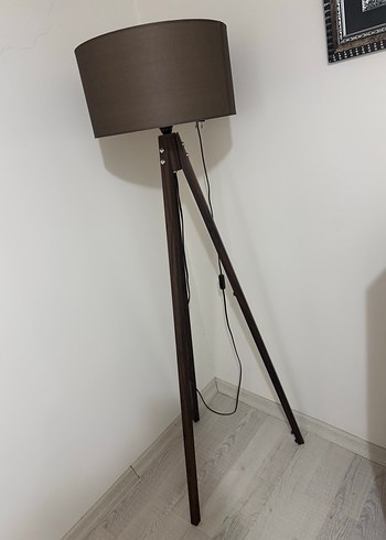 Koyu kahverengi tripod ayaklı lambader - Görsel 2