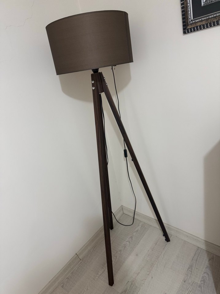 Koyu kahverengi tripod ayaklı lambader - Görsel 2