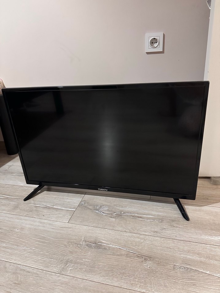 Siyah TV ve Uzaktan Kumanda - Görsel 2