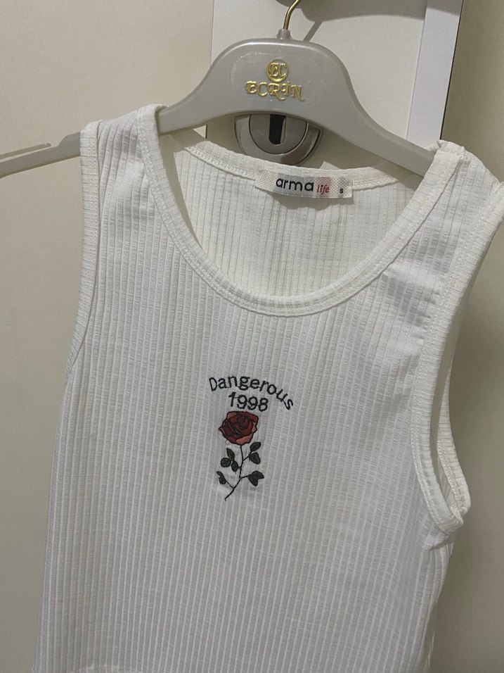 Nakışlı Beyaz Kadın Kolsuz Tişört - Görsel 2