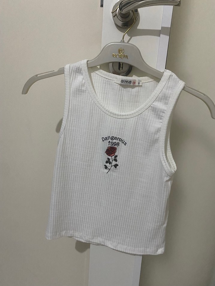 Nakışlı Beyaz Kadın Kolsuz Tişört - Görsel 3