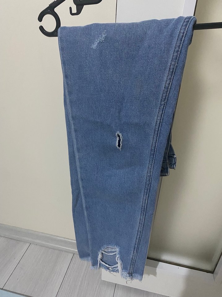 Yırtık Detaylı Mavi Denim Kadın Pantolon - Görsel 2